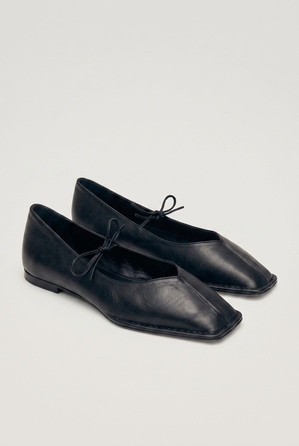 Ballerines Modèle 01 coloris Noir - vue de trois quarts, la paire
