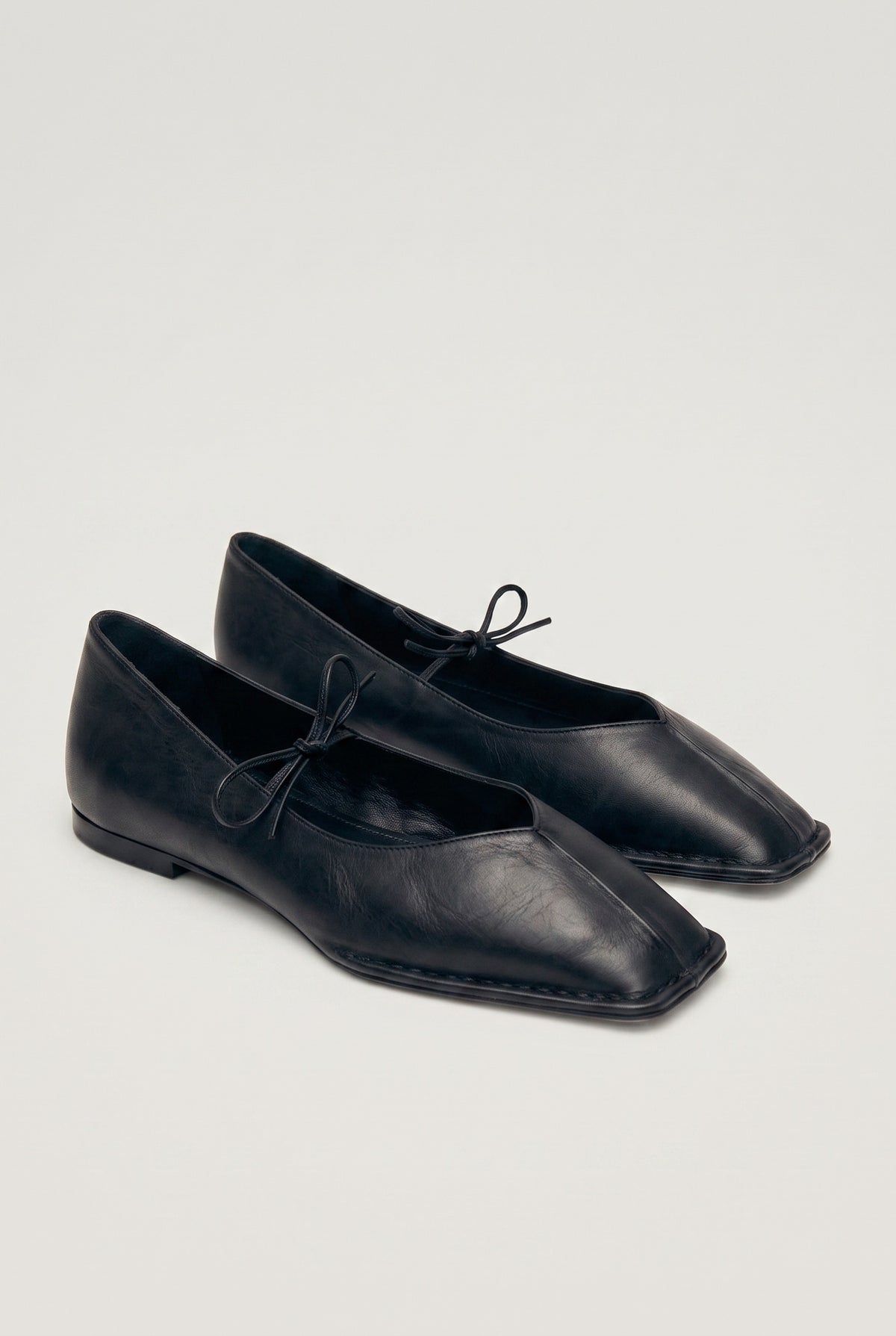 Ballerines Modèle 01 coloris Noir - vue de trois quarts, la paire