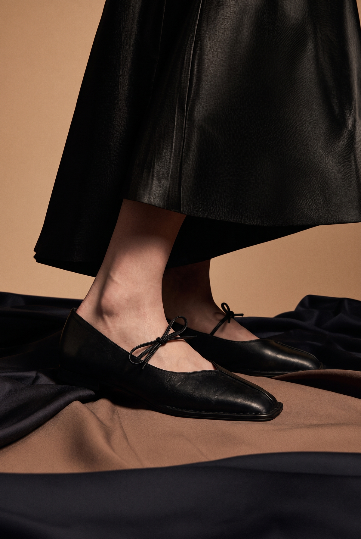 Ballerines Modèle 01 coloris Noir - portée, gros plan sur les pieds
