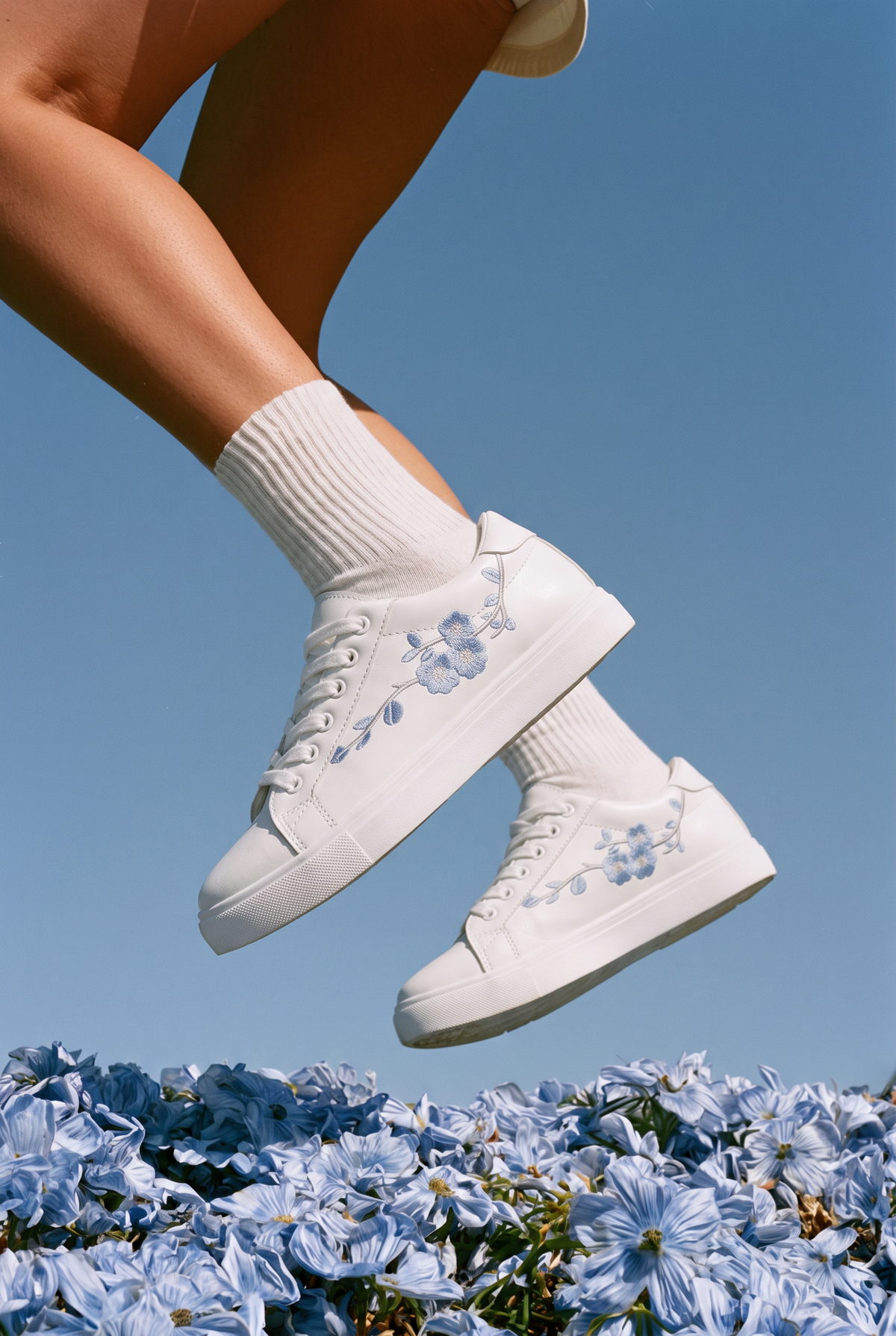 Baskets Bérénice coloris Broderie bleue - portée, gros plan sur les pieds