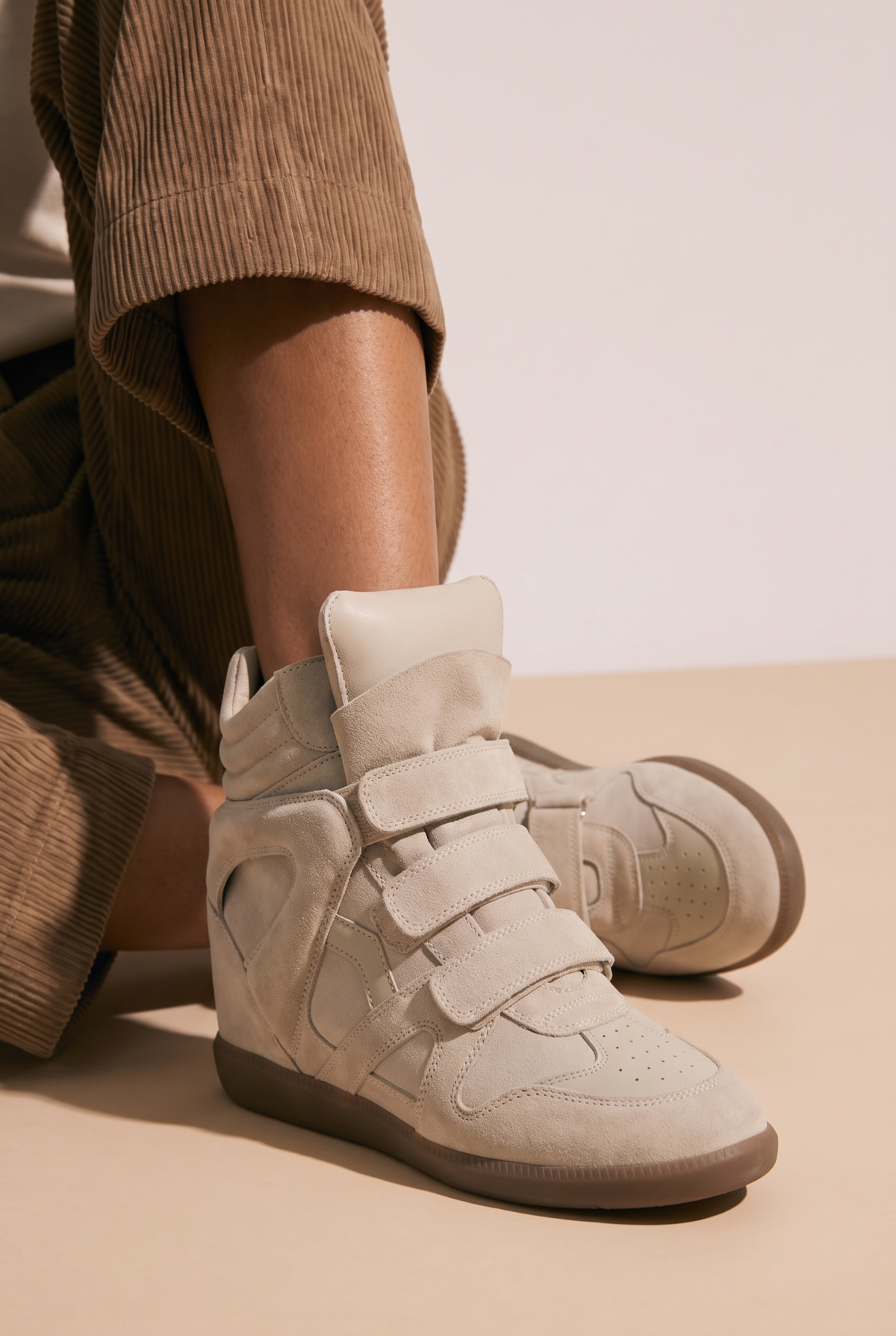 Baskets Livia coloris Crème - portée, gros plan sur les pieds