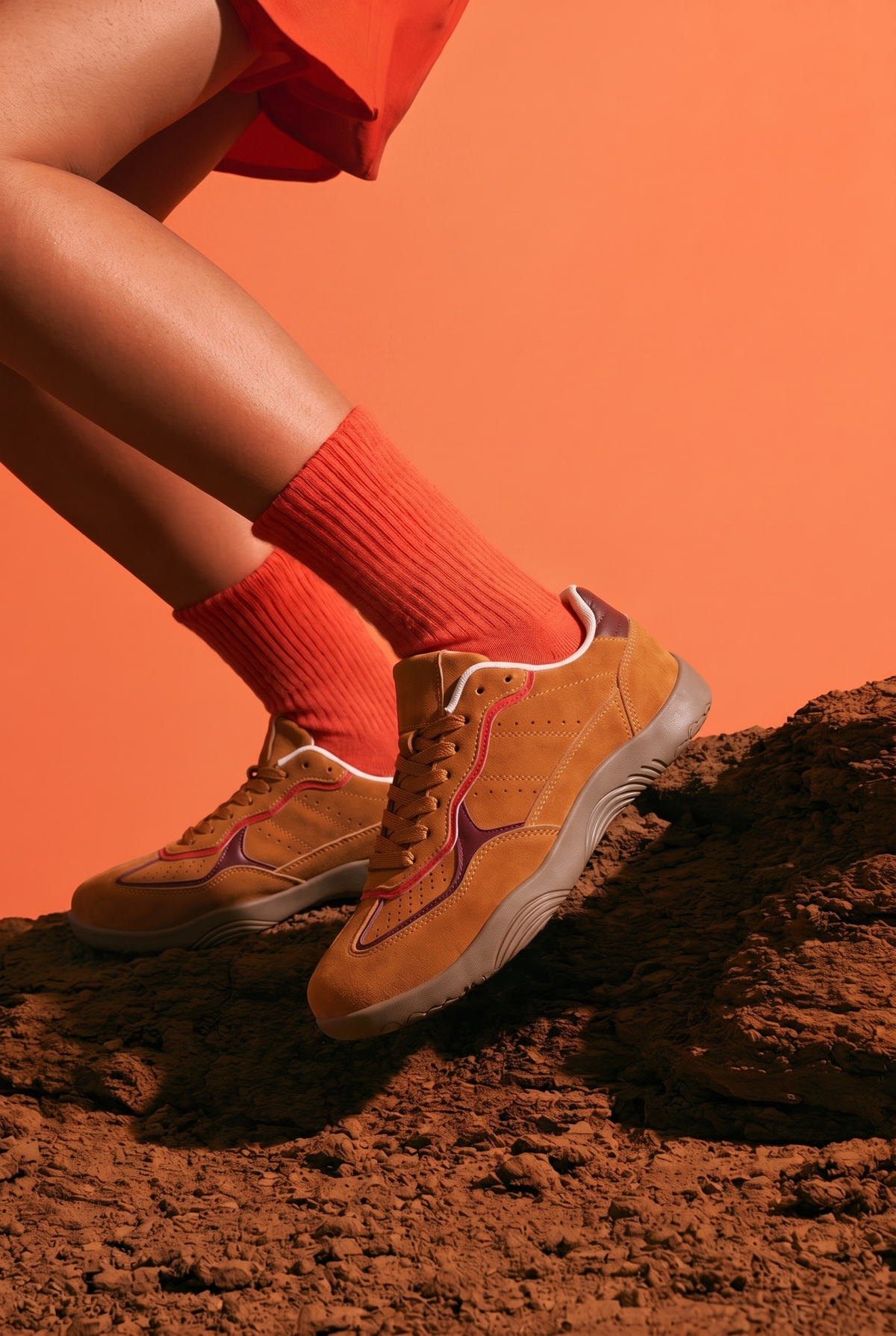 Baskets Rétro coloris Orange - portée, gros plan sur les pieds
