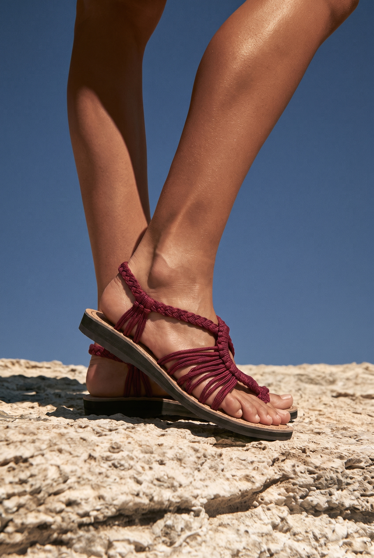 Sandales Collioure coloris Bordeaux - portée, gros plan sur les pieds