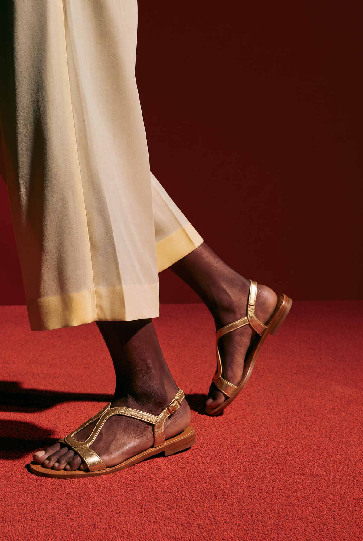 Sandales Élisa coloris Or - portée, gros plan sur les pieds