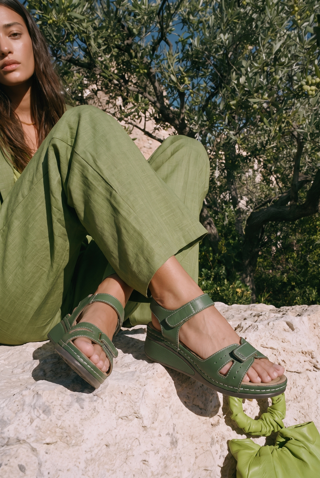 Sandales Sabine coloris Vert kaki - portée, gros plan sur les pieds