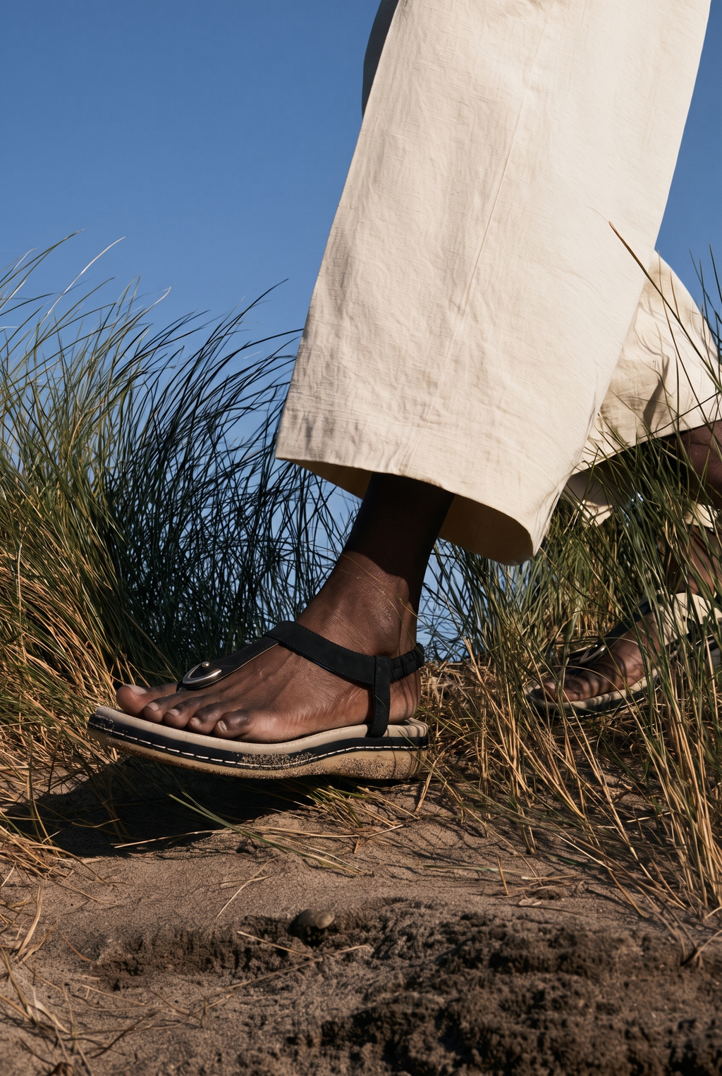 Sandales Sidonie coloris Noir - portée, gros plan sur les pieds